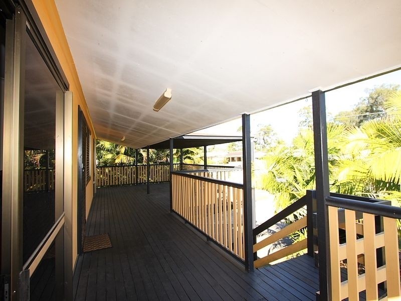 9 Pine Street, Hillcrest QLD 4118