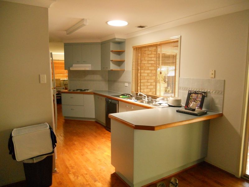 16 Owens Crescent, Regents Park QLD 4118