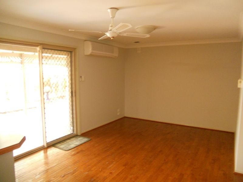 16 Owens Crescent, Regents Park QLD 4118