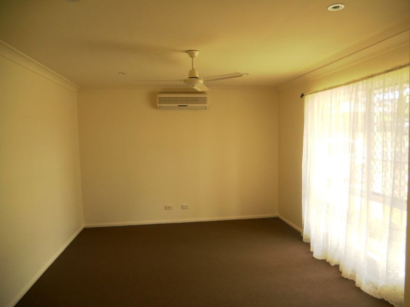 6 Vista Circuit, Regents Park QLD 4118