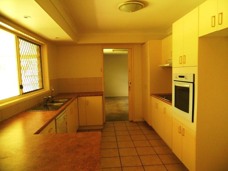 6 Vista Circuit, Regents Park QLD 4118