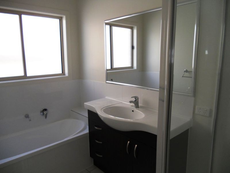 15 Hookes Terrace, Springfield Lakes QLD 4300