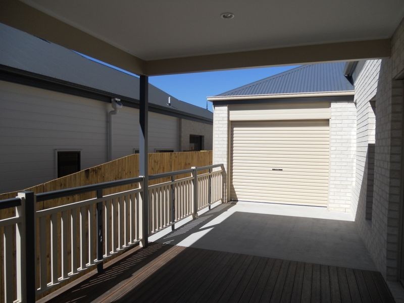 15 Hookes Terrace, Springfield Lakes QLD 4300