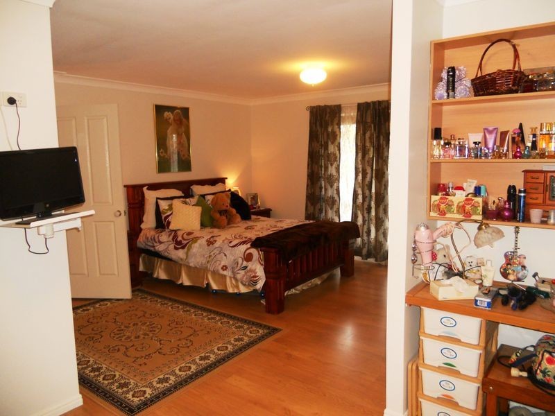 16 Haylett Rise, Regents Park QLD 4118