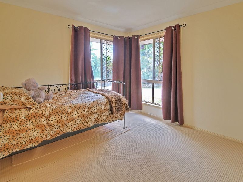 19 Sonorous Close, Regents Park QLD 4118