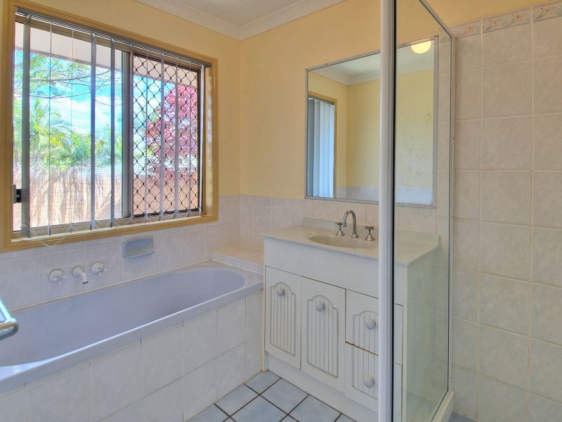 19 Sonorous Close, Regents Park QLD 4118