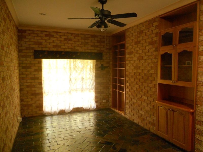 48 Owens Crescent, Regents Park QLD 4118