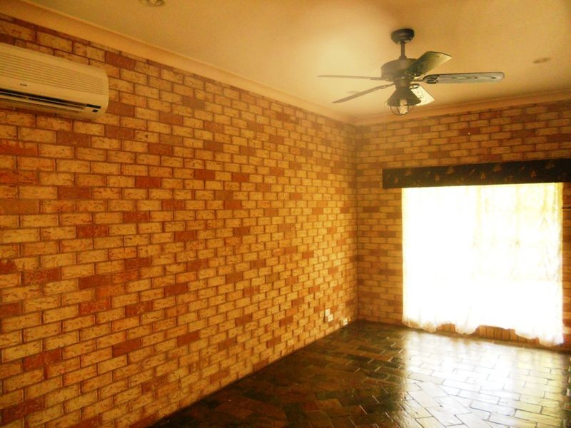 48 Owens Crescent, Regents Park QLD 4118