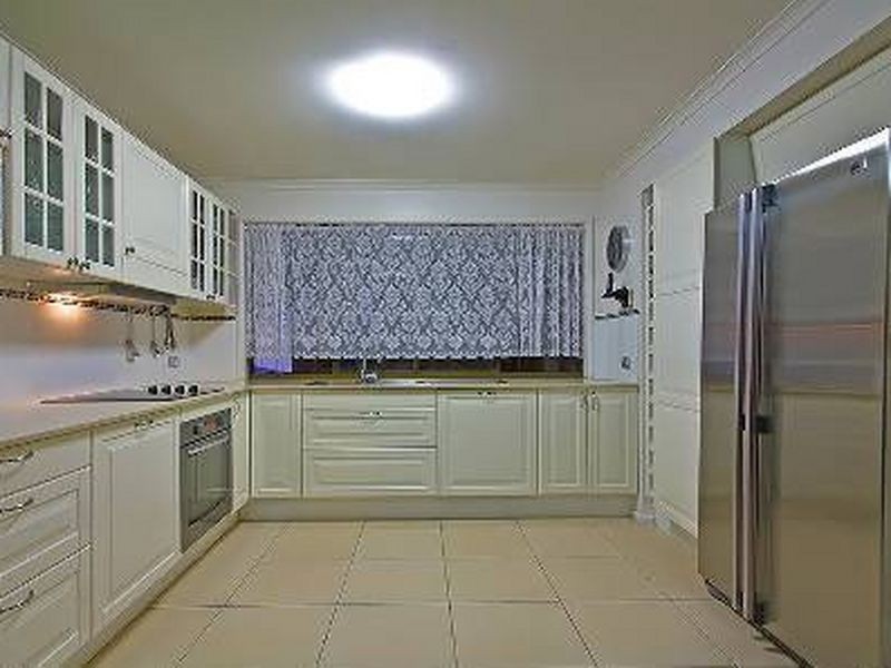 37 Bennett Drive, Regents Park QLD 4118