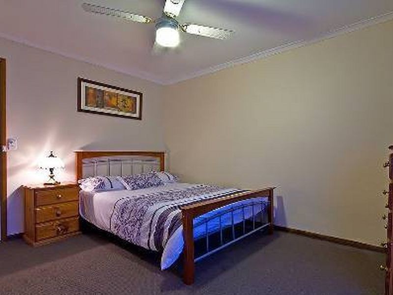37 Bennett Drive, Regents Park QLD 4118
