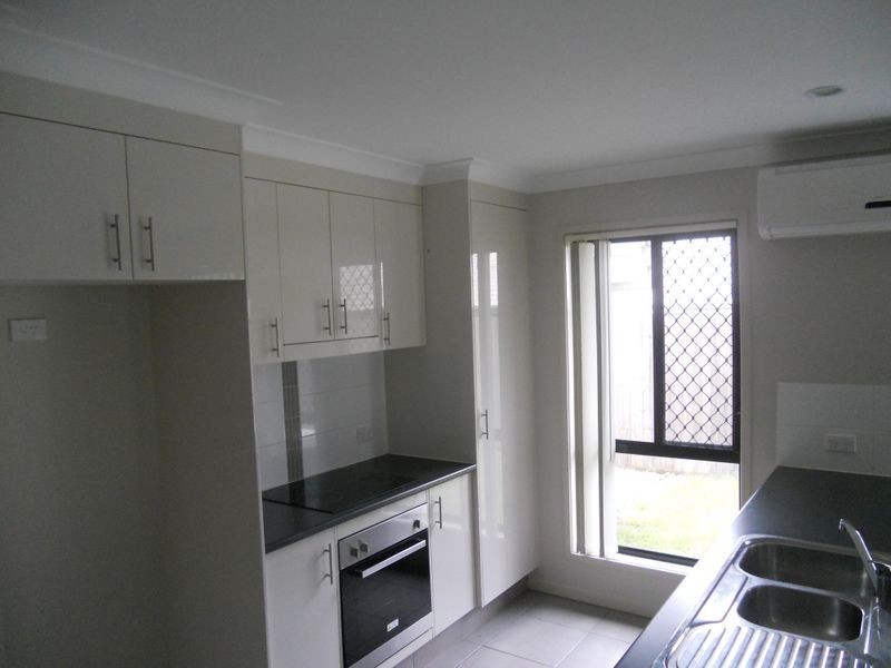 4 Lachlan Lane, Hillcrest QLD 4118