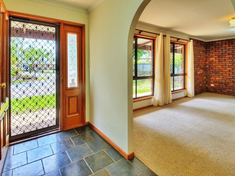 16 Clover Court, Regents Park QLD 4118