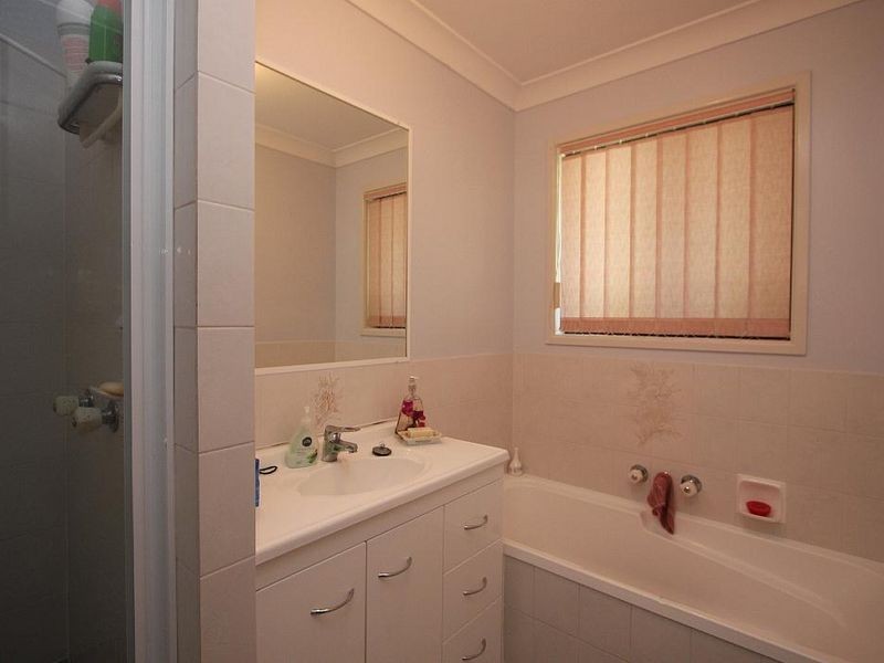2 Bottlebrush Street, Regents Park QLD 4118