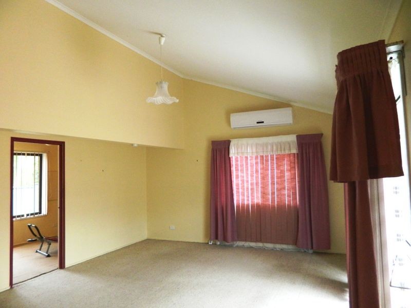 4 Owens Crescent, Regents Park QLD 4118