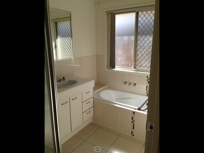 4 Coolum Court, Regents Park QLD 4118