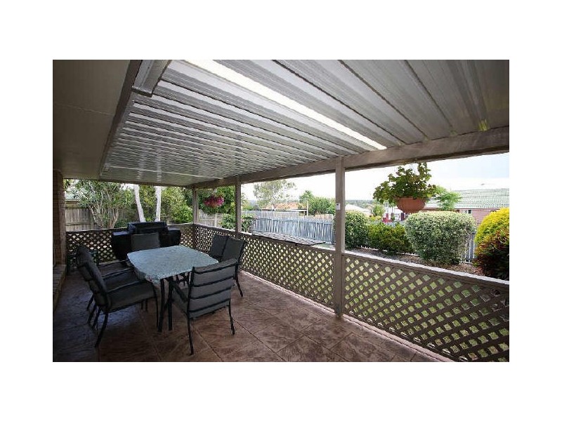 8 Hillview Drive, Hillcrest QLD 4118
