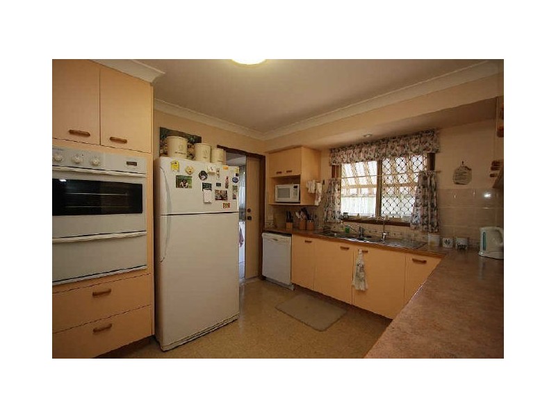 8 Hillview Drive, Hillcrest QLD 4118