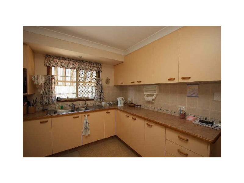8 Hillview Drive, Hillcrest QLD 4118