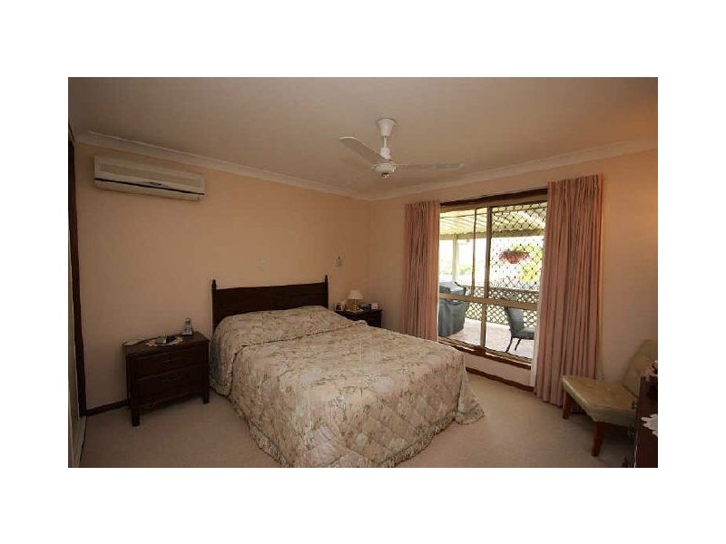 8 Hillview Drive, Hillcrest QLD 4118