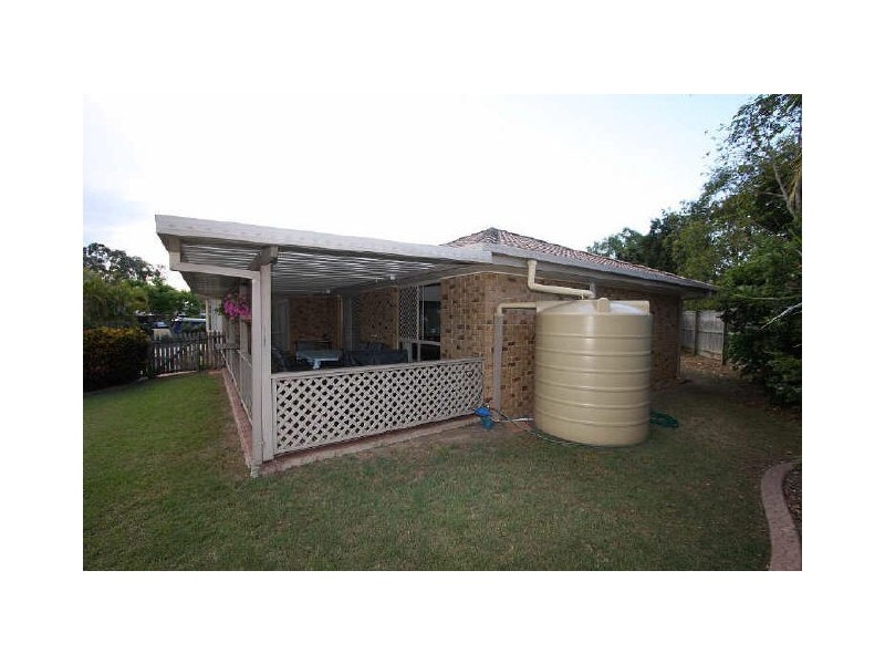 8 Hillview Drive, Hillcrest QLD 4118