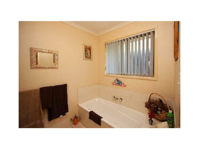 16 Federation Drive, Hillcrest QLD 4118