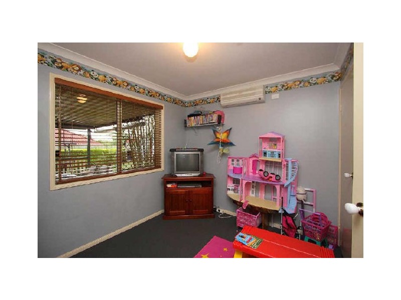 18 Sonorous Close, Regents Park QLD 4118