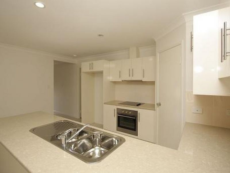 2/22 Charlton Place, Regents Park QLD 4118
