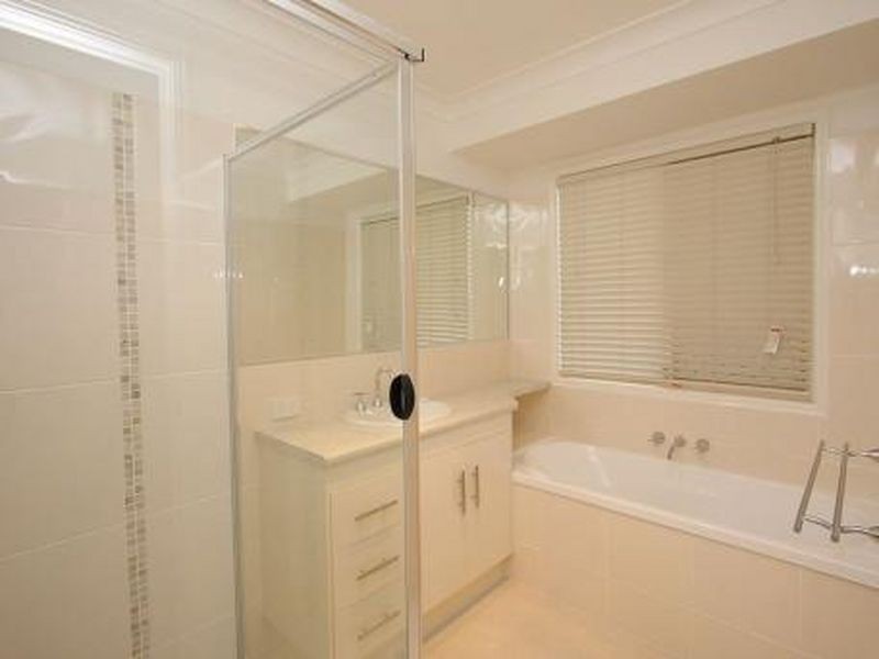 2/22 Charlton Place, Regents Park QLD 4118
