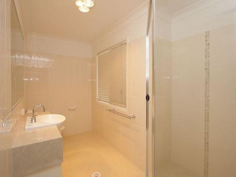 2/22 Charlton Place, Regents Park QLD 4118