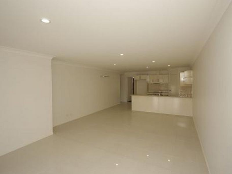 2/22 Charlton Place, Regents Park QLD 4118