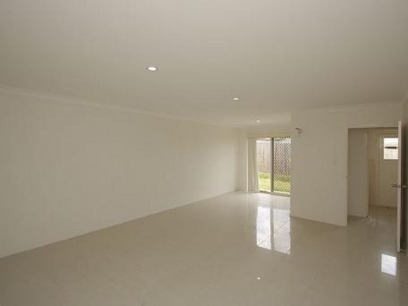 2/22 Charlton Place, Regents Park QLD 4118