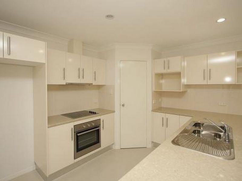 2/22 Charlton Place, Regents Park QLD 4118