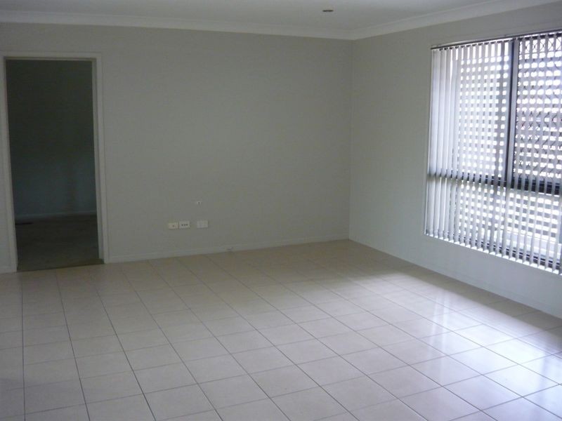 16 Cresthill Avenue,, Regents Park QLD 4118