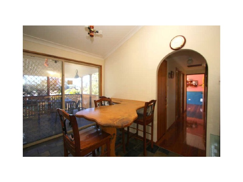 9 Pine Street, Hillcrest QLD 4118