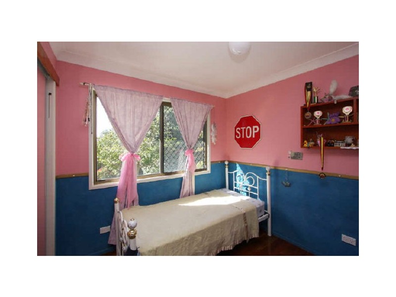 9 Pine Street, Hillcrest QLD 4118