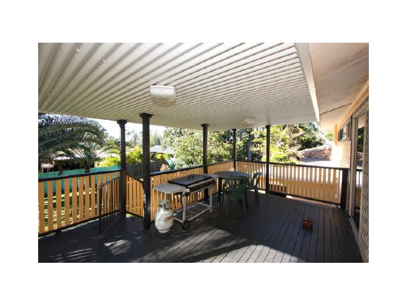 9 Pine Street, Hillcrest QLD 4118