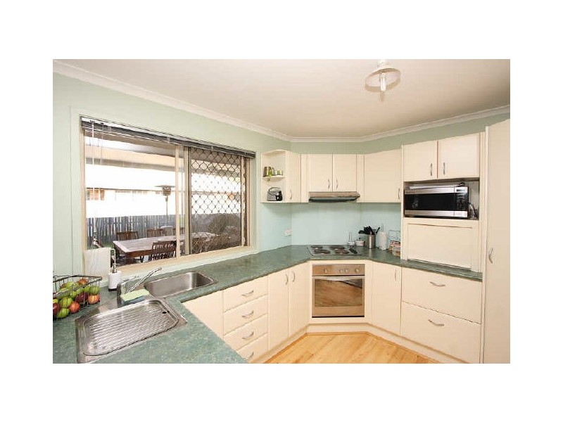 27 Bushland Drive, Regents Park QLD 4118