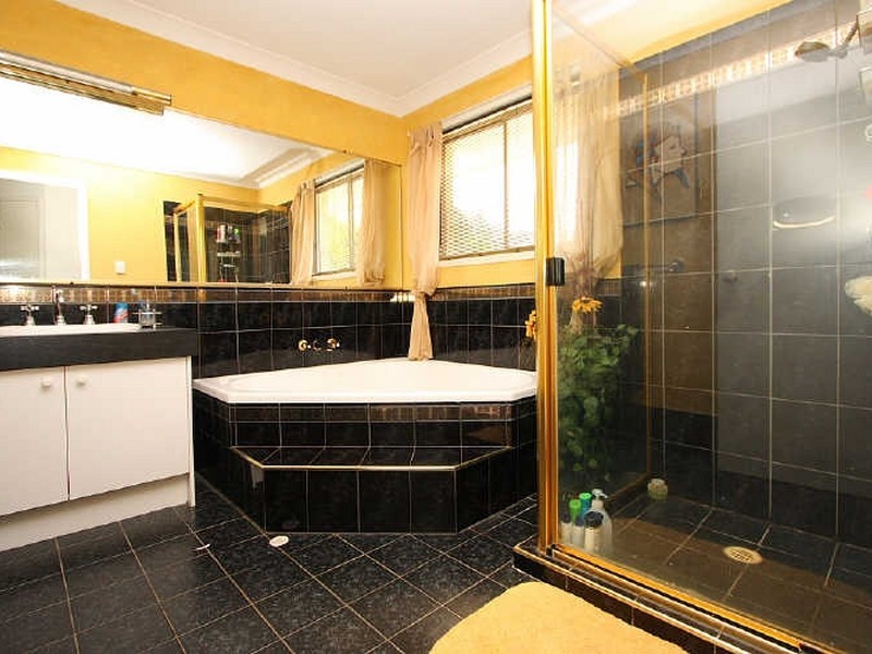 77 Gordonia Drive, Regents Park QLD 4118