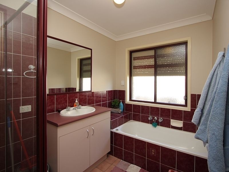 4 Hillview Drive, Hillcrest QLD 4118