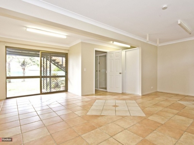 9 Pine Street, Hillcrest QLD 4118