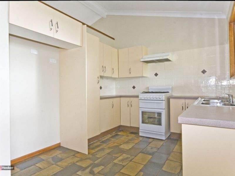 9 Pine Street, Hillcrest QLD 4118