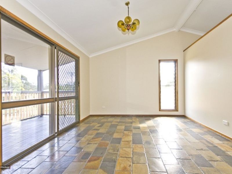 9 Pine Street, Hillcrest QLD 4118