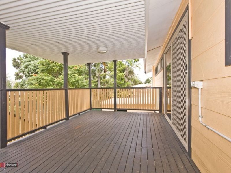 9 Pine Street, Hillcrest QLD 4118