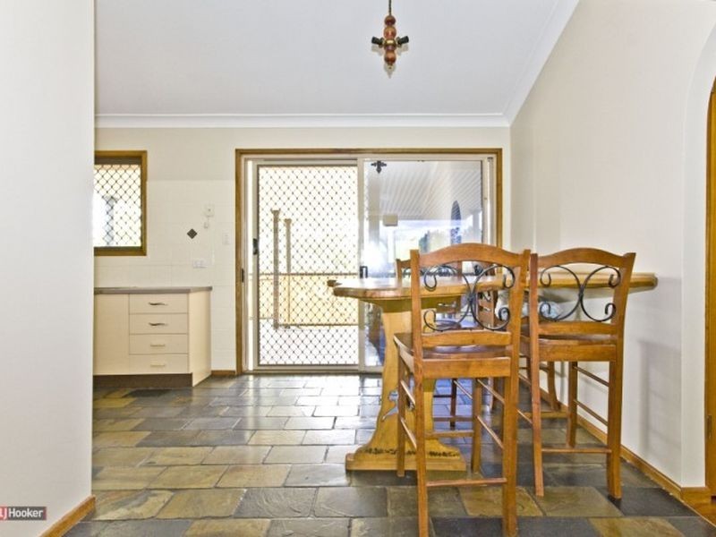 9 Pine Street, Hillcrest QLD 4118