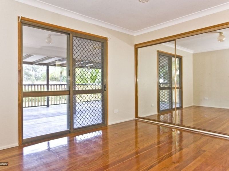 9 Pine Street, Hillcrest QLD 4118