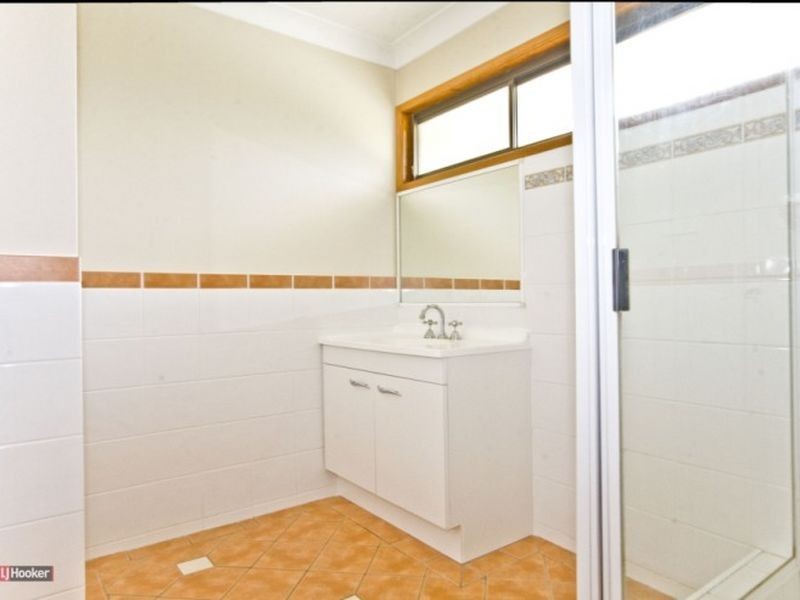 9 Pine Street, Hillcrest QLD 4118