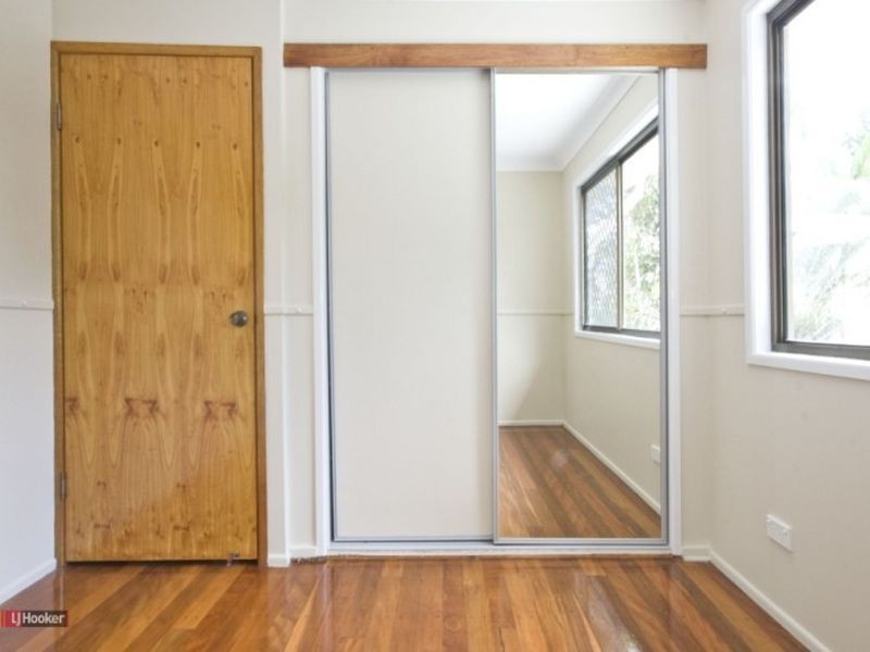 9 Pine Street, Hillcrest QLD 4118