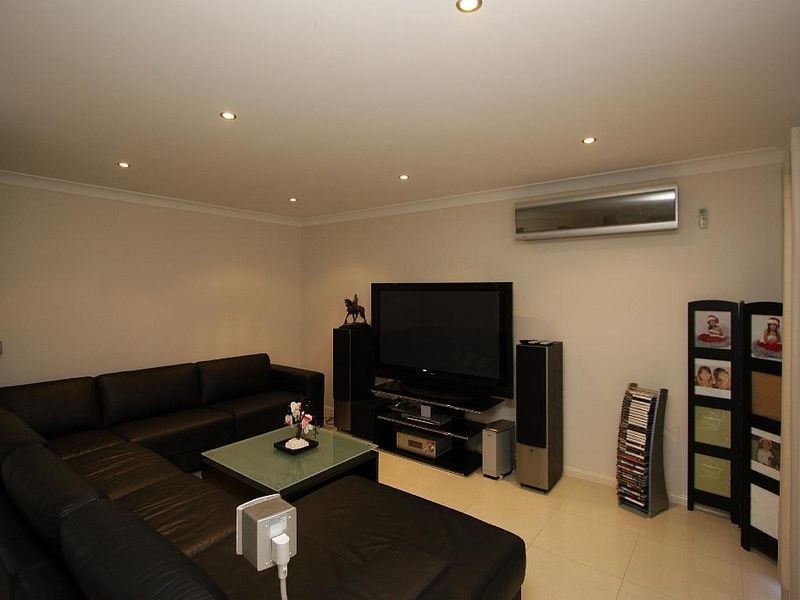 5 Resi Drive, Regents Park QLD 4118