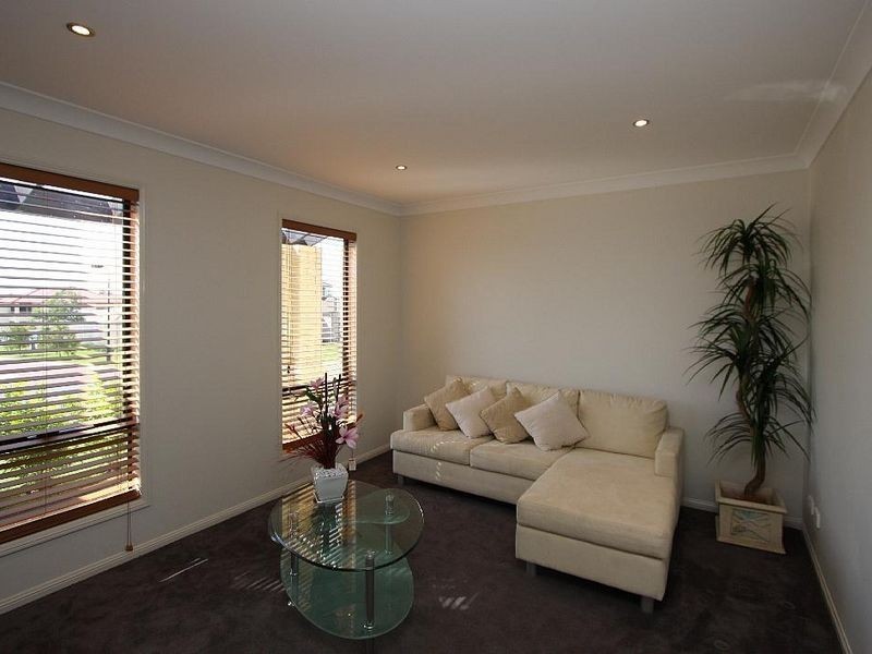 5 Resi Drive, Regents Park QLD 4118