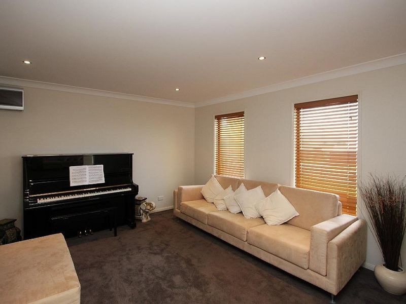 5 Resi Drive, Regents Park QLD 4118